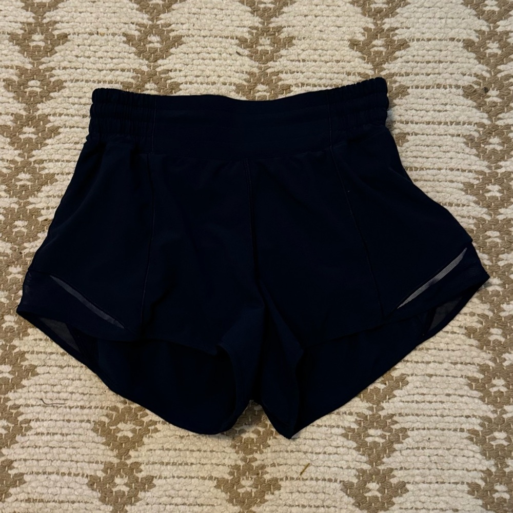 LIKE NEW Lululemon Hotty Hot 2.5 Navy Shorts size 4